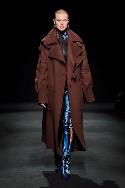 Look 10